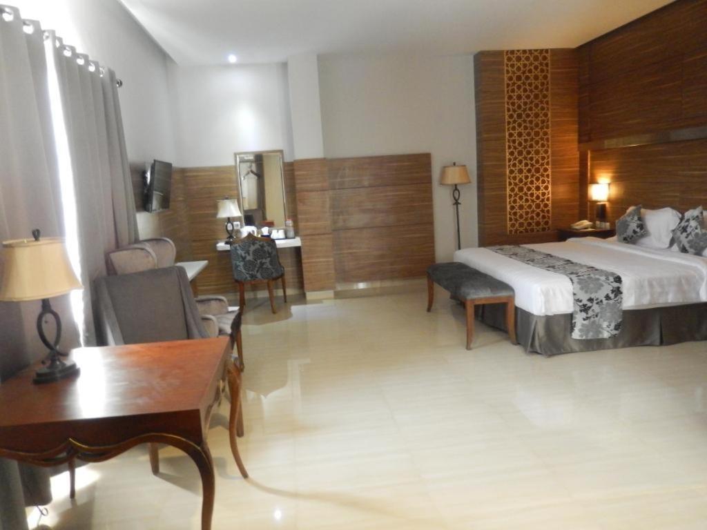 Grand Amira Hotel Solo, Azana Hotels Collection Экстерьер фото